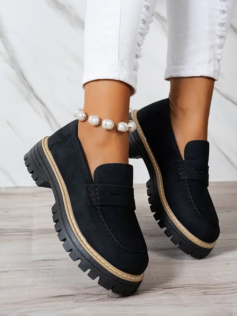 Mocassins noirs femme printemps été 2025, semelle crantée confortable, look élégant et décontracté, portés avec jean blanc et bracelet de cheville perles.
