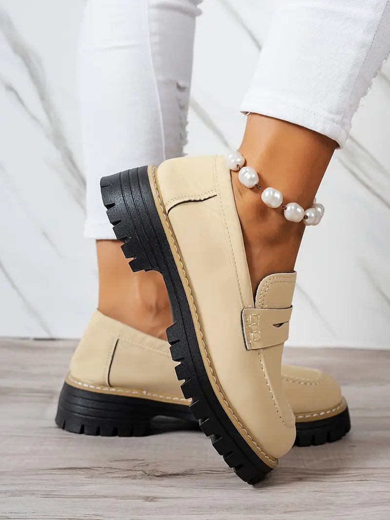 Mocassins femme rose tendance printemps été 2025, semelle crantée noire épaisse, look casual chic, portés avec jean blanc et bracelet de cheville en perles.